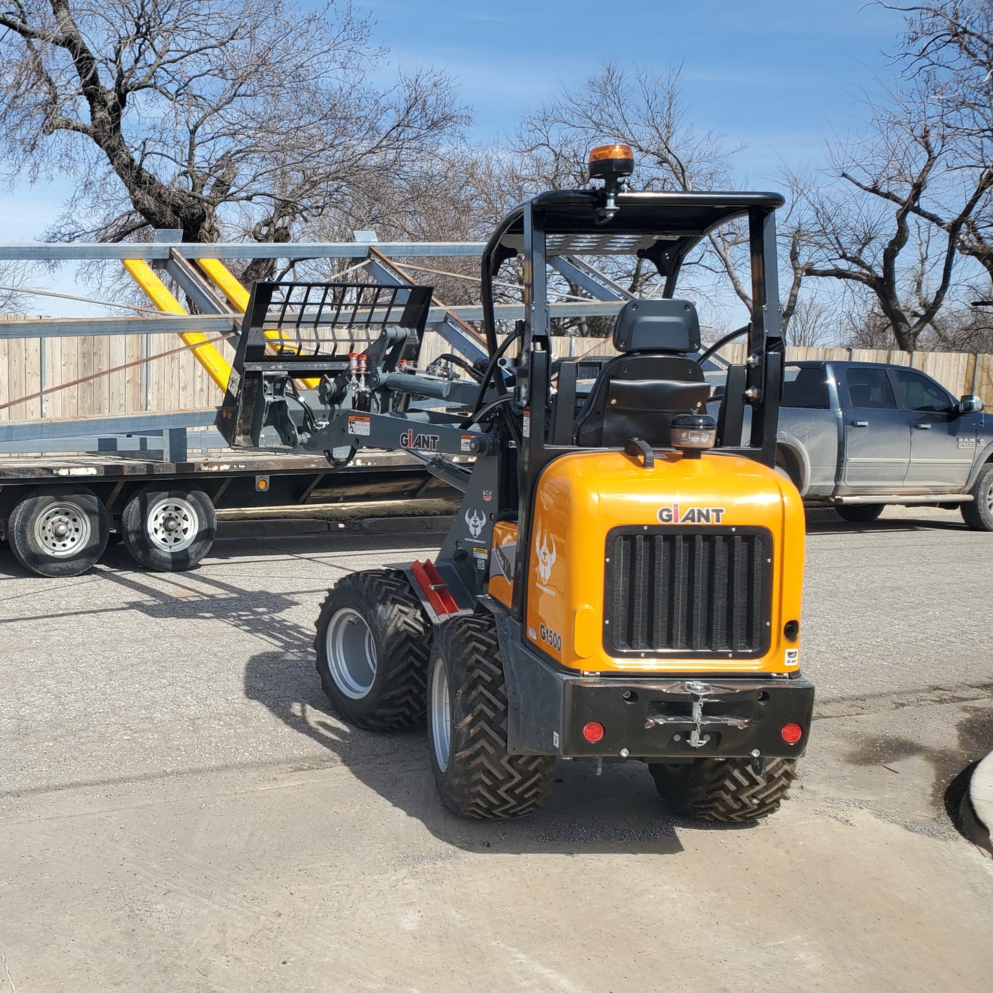 Giant 1500 Compact Wheel Loader (Standard Boom) 219 hrs - 2 Yr Warranty / 1000 hrs